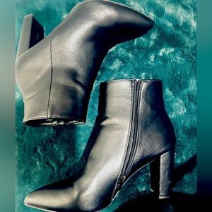 Dream Pairs Black Booties Size 8.5